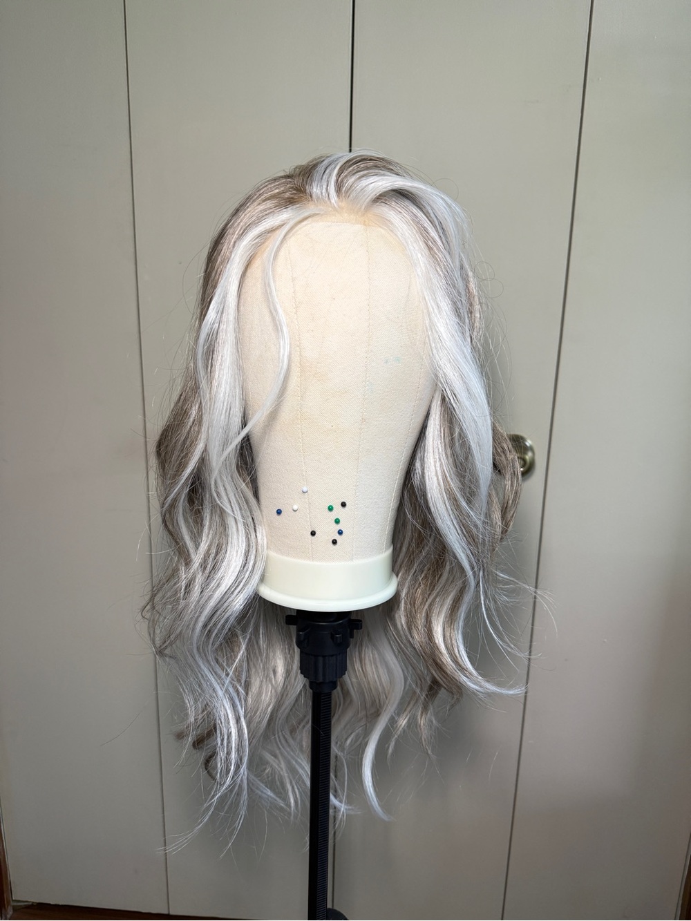 Grey highlight 13x6 lacefront synthetic wig 22inch NEW!! - Picture 2 of 9